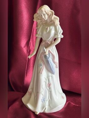 Beautiful Vintage 2002 "Secret
Treasures" Porcelain Lady Figurine
